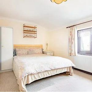 Guest house Spacious 2 Mins From Station, London