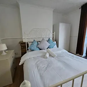 Guest house E1, London